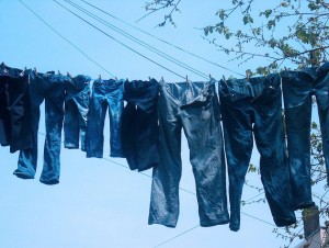 Как постирать одежду из джинсовой ткани