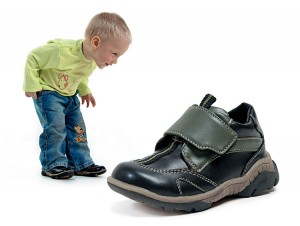 Что купить малышам на теплый сезон: поговорим об обуви