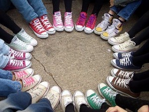 Обувь для улицы: молодых женщины и активные мужчины хотят только в ней