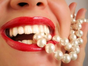 Как отбелить зубы активированным углем