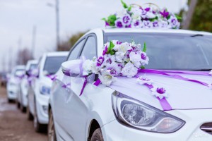 Украшение автомобиля в день свадьбы