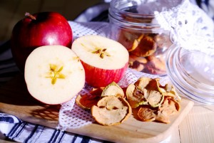 Сушенные яблоки: следует ли включать в рацион?