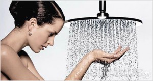 Переменный душ укрепляет защитные силы – (Народная медицина)
