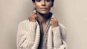 Теплый свитер для нее: обзор самых модных моделей