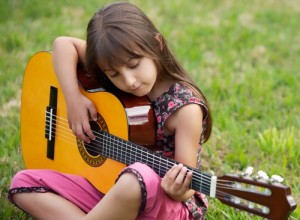 Развитие ребенка: обучение игре на гитаре